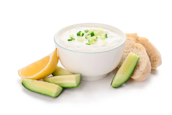 Heerlijke Yoghurtsaus Met Komkommer Kom Witte Achtergrond — Stockfoto