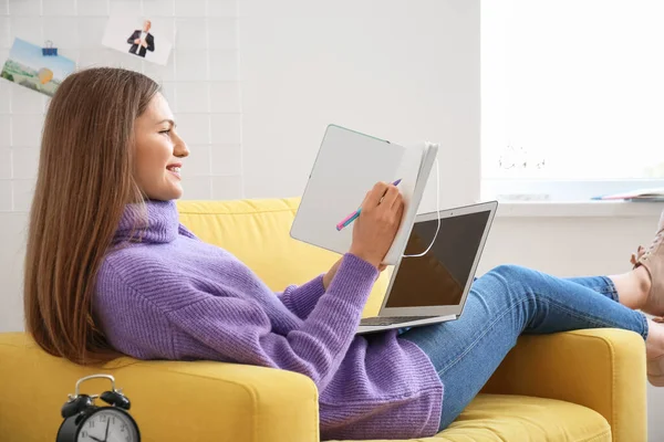 Jonge Vrouw Met Laptop Die Thuis Werkt — Stockfoto