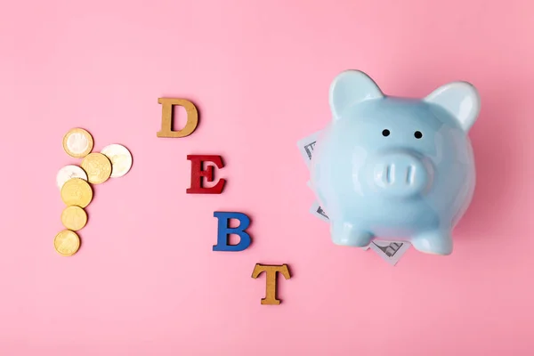 Piggy Bank Met Geld Woord Debt Kleur Achtergrond — Stockfoto