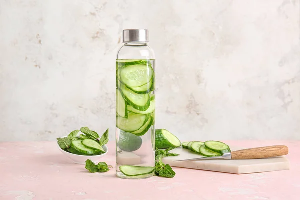 Bottle Cucumber Infused Water Table — Stock Photo, Image