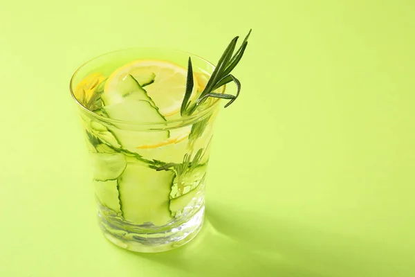 Bicchiere Acqua Infusa Cetriolo Sfondo Colore — Foto Stock