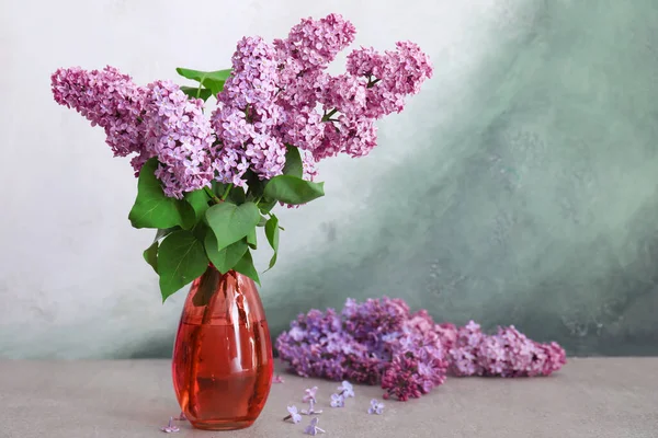 꽃병에 아름다운 라일락 꽃다발들 — 스톡 사진