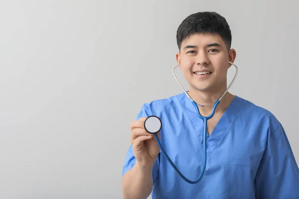 Masculino Asiático Doctor Luz Fondo — Foto de Stock