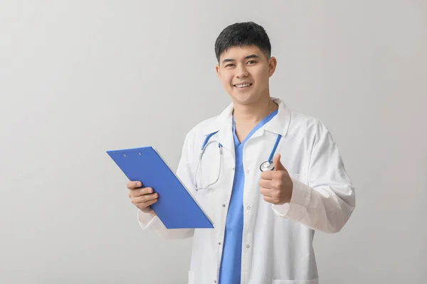 Médico Asiático Masculino Com Área Transferência Mostrando Polegar Para Cima — Fotografia de Stock