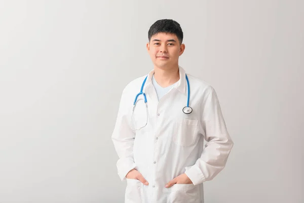 Mężczyzna Azji Lekarz Lekkim Tle — Zdjęcie stockowe