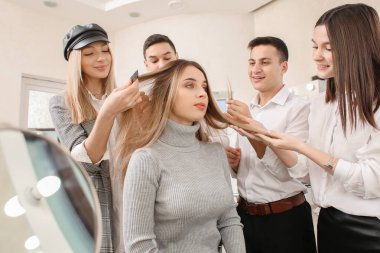Kuaförlük eğitimi veren profesyonel bir kuaför.