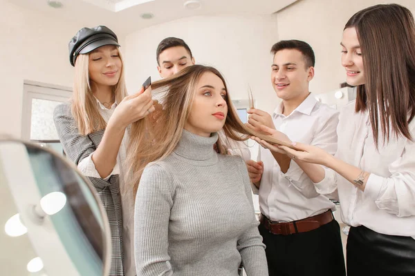 Cabeleireiro Profissional Ensinando Jovens Salão — Fotografia de Stock