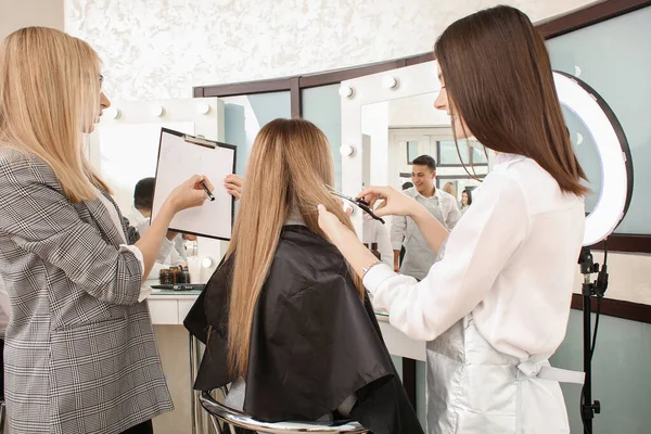 Jovem Com Cabeleireiro Profissional Modelo Durante Cursos Salão — Fotografia de Stock