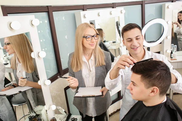 Young Man Professional Hairdresser Model Courses Salon — Stock Photo, Image