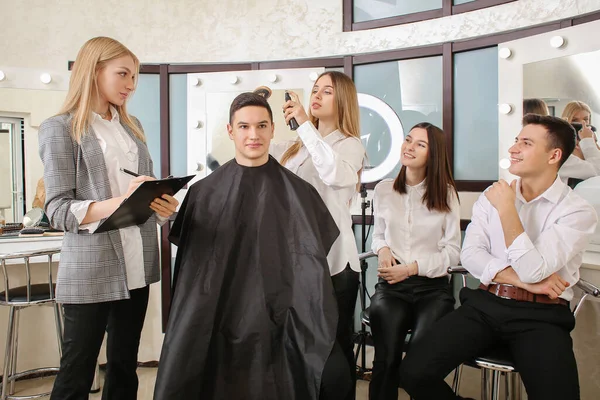Young People Professional Hairdresser Model Courses Salon — Stock Photo, Image