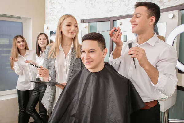 Jovem Com Cabeleireiro Profissional Modelo Durante Cursos Salão — Fotografia de Stock