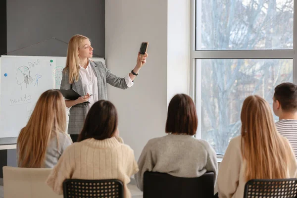 Cabeleireiro Profissional Ensinando Jovens Escritório — Fotografia de Stock