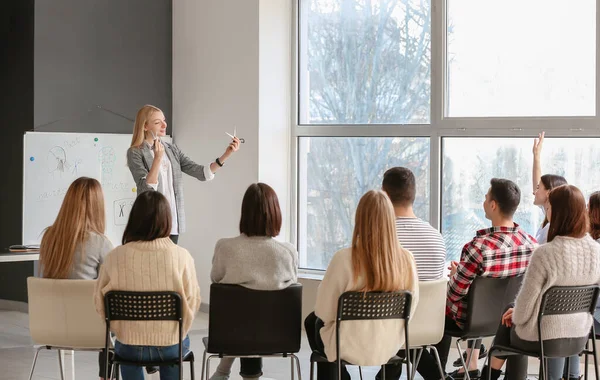 Profesjonalny Fryzjer Nauczający Młodych Ludzi Biurze — Zdjęcie stockowe