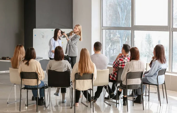 Professional Hairdresser Teaching Young People Office — Stock Photo, Image