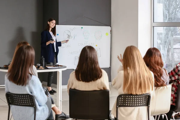 Cabeleireiro Profissional Ensinando Jovens Escritório — Fotografia de Stock