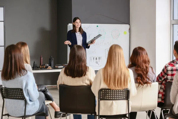 Professional Hairdresser Teaching Young People Office — Stock Photo, Image