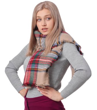 Beyaz arka planda şık bir eşarbı olan güzel bir genç kadın.