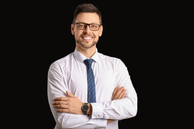 Koyu arka plan üzerinde yakışıklı işadamı portresi