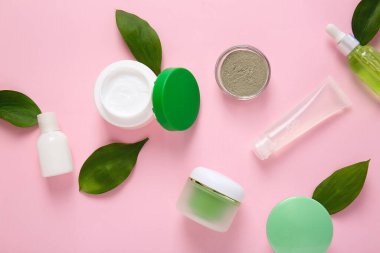Renk arkaplanındaki doğal kozmetik ürünleri