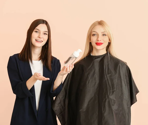 Young Hairdresser Working Client Color Background — Stock Photo, Image