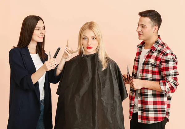 Jonge Kappers Werken Met Klant Tegen Kleur Achtergrond — Stockfoto