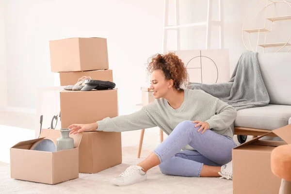 Young Woman Unpacking Moving Boxes Her New Home — Stock Photo, Image