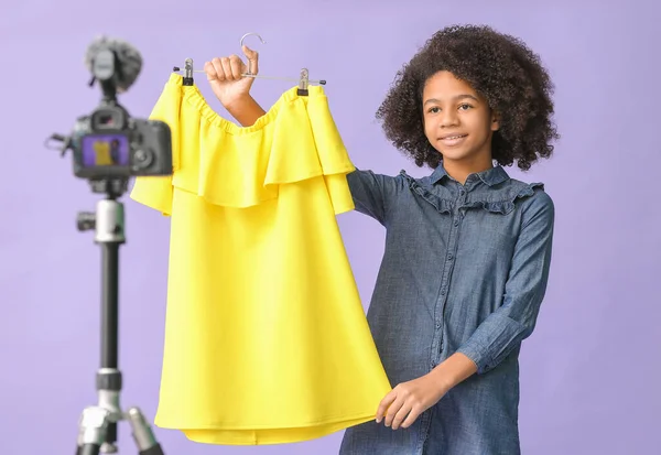 Afroamerikanische Teenager Modebloggerin Nimmt Video Auf Farbigem Hintergrund Auf — Stockfoto