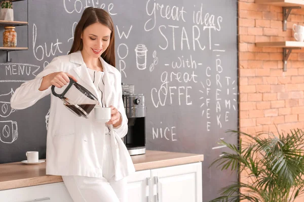 Junge Geschäftsfrau Trinkt Kaffee Büroküche — Stockfoto