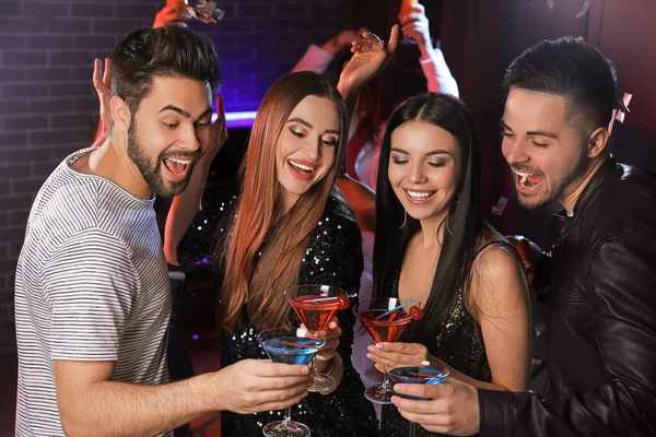 Glada Ungdomar Med Cocktails Nattklubb — Stockfoto