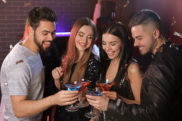 Happy Young People Cocktails Night Club — Stock Photo, Image