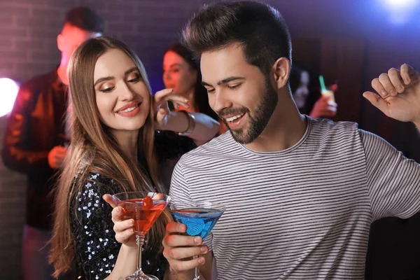 Glada Unga Par Med Cocktails Nattklubb — Stockfoto