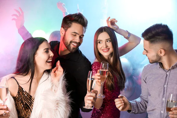 Glada Ungdomar Med Glas Champagne Nattklubb — Stockfoto