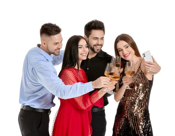 Pessoas Felizes Com Copos Champanhe Tomando Selfie Fundo Branco — Fotografia de Stock