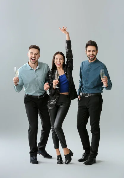 Gelukkige Mensen Met Een Glas Champagne Grijze Achtergrond — Stockfoto