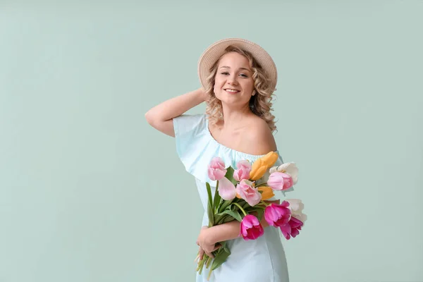 Buket Çiçek Renk Arka Plan Üzerinde Olan Güzel Kadın — Stok fotoğraf