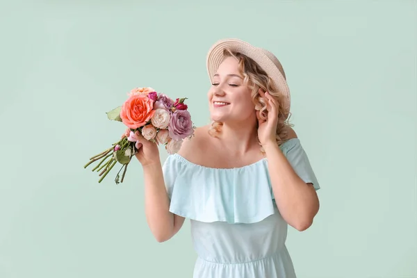 Hermosa Mujer Joven Con Ramo Flores Sobre Fondo Color —  Fotos de Stock