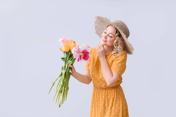 Vacker Ung Kvinna Med Bukett Blommor Ljus Bakgrund — Stockfoto