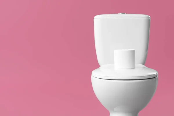 Mangkuk Toilet Dengan Gulungan Kertas Pada Latar Belakang Warna — Stok Foto