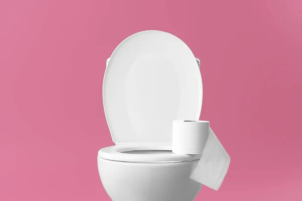 Mangkuk Toilet Dengan Gulungan Kertas Pada Latar Belakang Warna — Stok Foto