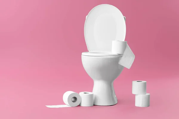 Toiletpot Met Rollen Papier Kleur Achtergrond — Stockfoto