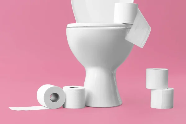 Toiletpot Met Rollen Papier Kleur Achtergrond — Stockfoto