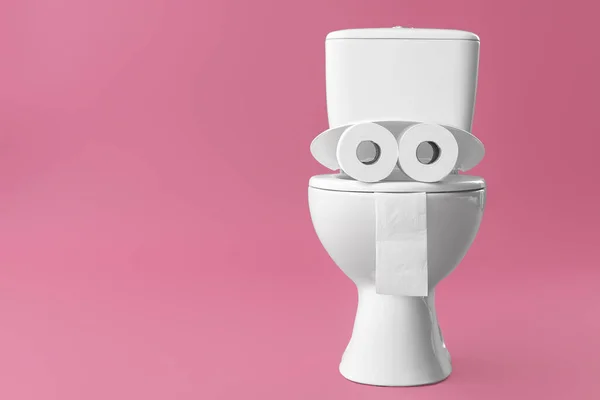 Toiletpot Met Rollen Papier Kleur Achtergrond — Stockfoto