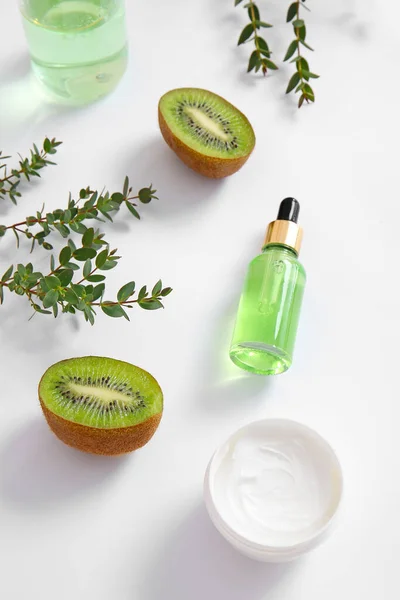 Cosméticos Naturais Com Ingredientes Sobre Fundo Branco — Fotografia de Stock