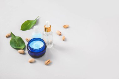 Işık arkaplanındaki doğal kozmetik ürünleri