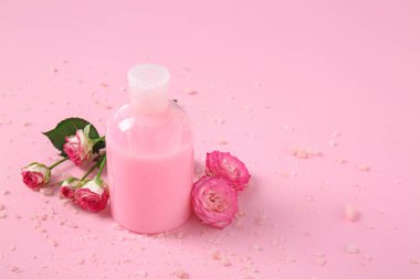 Renkli arka planda bir şişe doğal kozmetik.