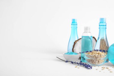 Beyaz arka planda malzemeleri olan doğal kozmetikler.