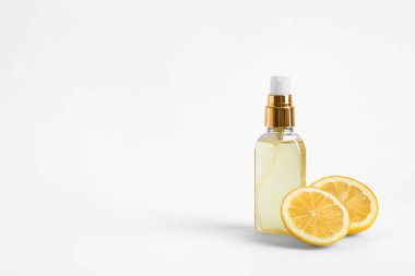 Beyaz arka planda bir şişe doğal kozmetik.