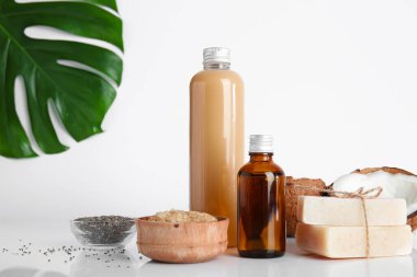 Beyaz arka planda malzemeleri olan doğal kozmetikler.