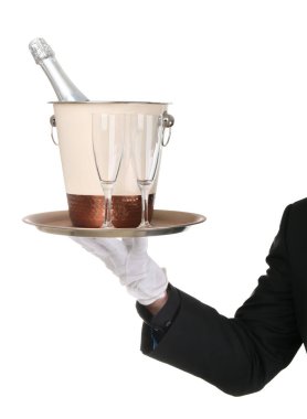 Garson elinde bir şişe şampanya ve beyaz arka planda bardaklar.