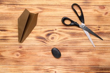 Taş, kağıt ve makas ahşap arka planda